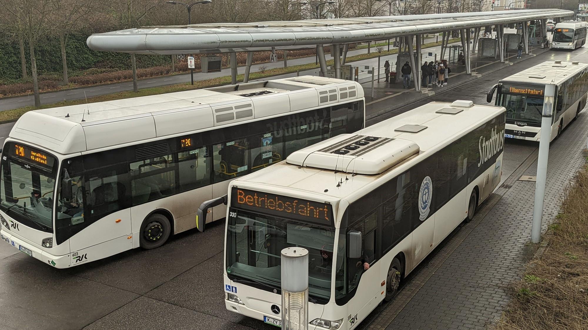 Das Bild zeigt den Busbahnhof in Hürth.
