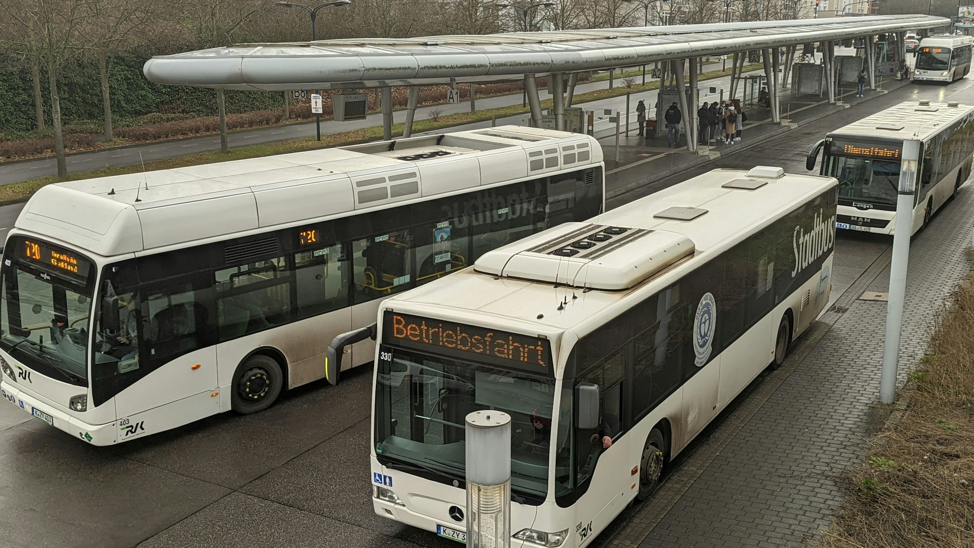 Das Bild zeigt den Busbahnhof in Hürth.