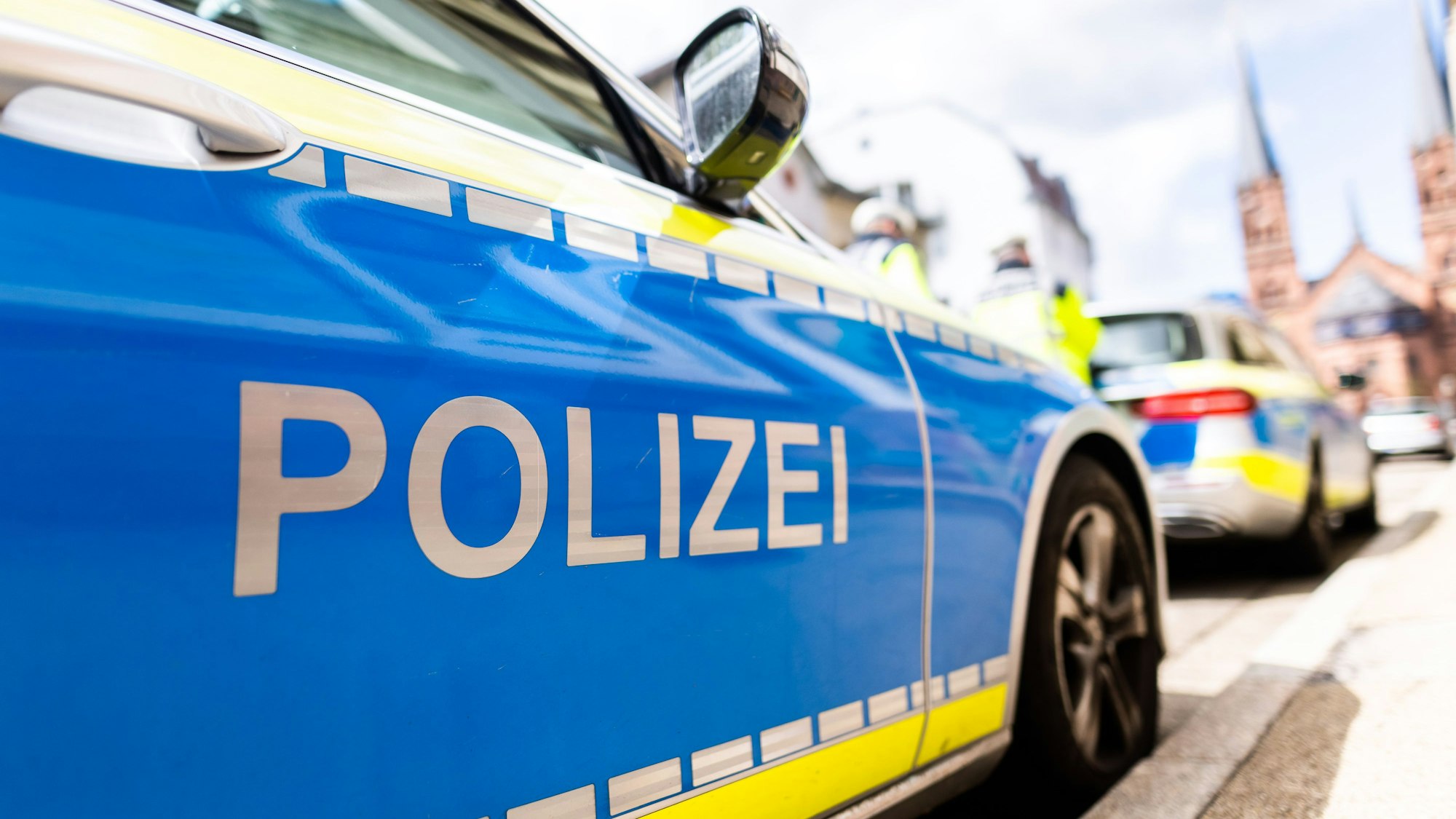 Das Foto zeigt zwei geparkte Einsatzfahrzeuge der Polizei.