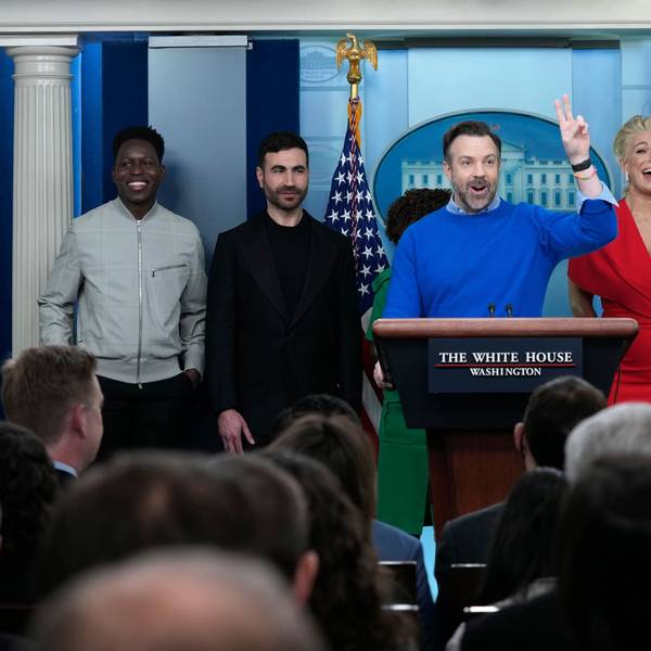 „Ted Lasso“-Besetzung: Jason Sudeikis (M.) mit Toheeb Jimoh (v.l.n.r.), Brett Goldstein, Hannah Waddingham und Brendan Hunt im Weißen Haus