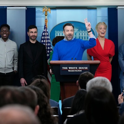 „Ted Lasso“-Besetzung: Jason Sudeikis (M.) mit Toheeb Jimoh (v.l.n.r.), Brett Goldstein, Hannah Waddingham und Brendan Hunt im Weißen Haus