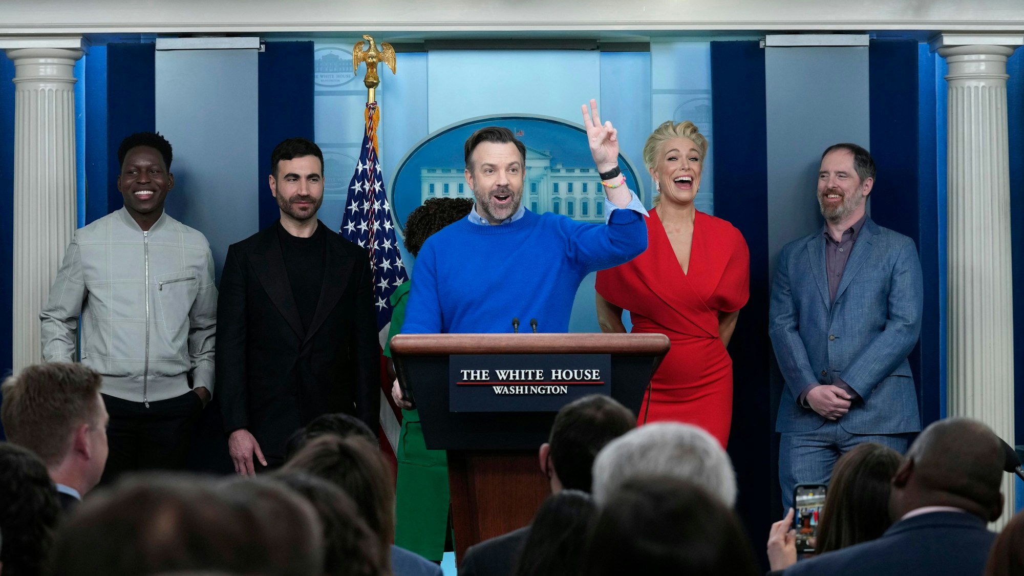 „Ted Lasso“-Besetzung: Jason Sudeikis (M.) mit Toheeb Jimoh (v.l.n.r.), Brett Goldstein, Hannah Waddingham und Brendan Hunt im Weißen Haus