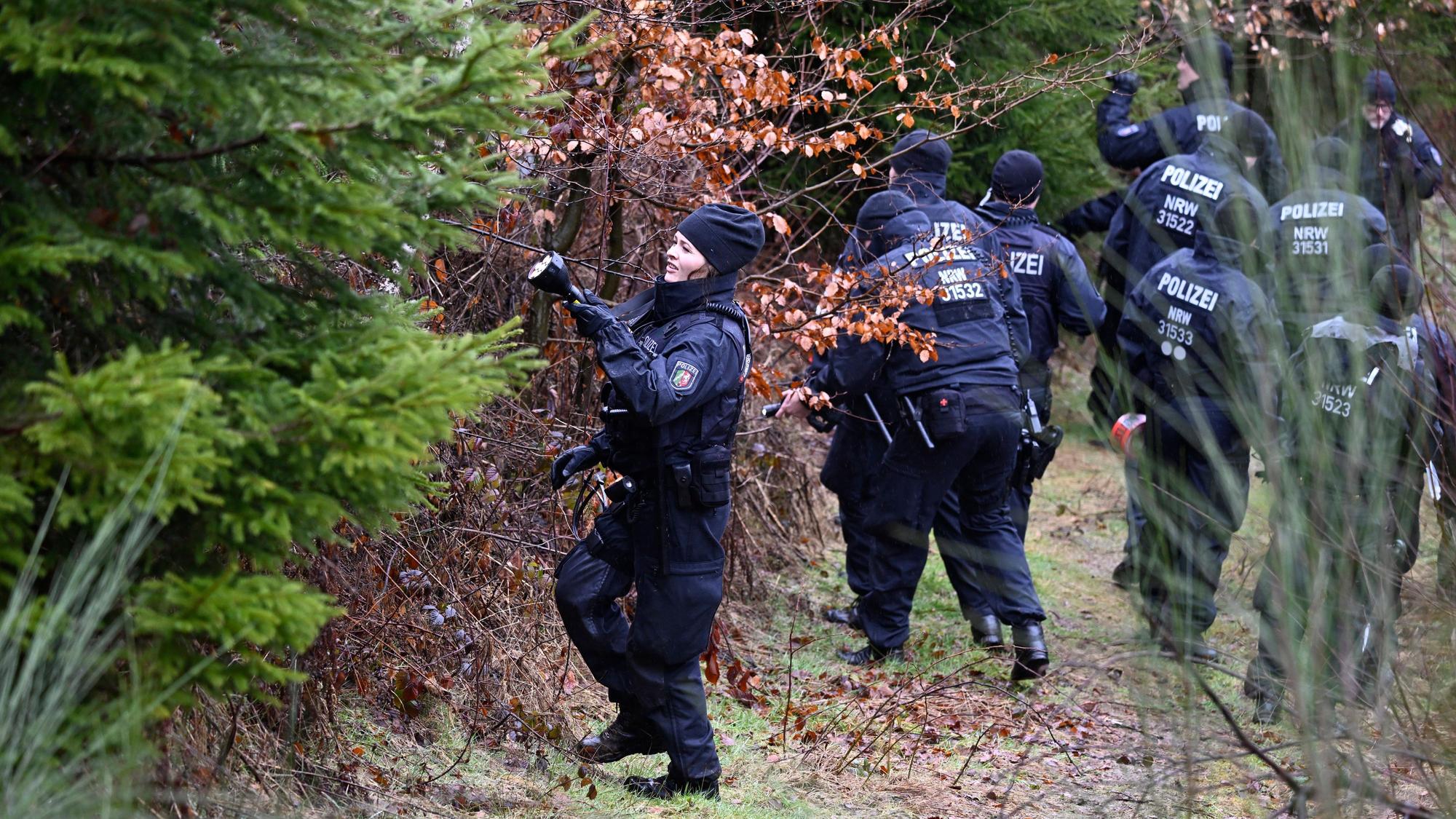 Freudenberg: Polizisten suchen am Fundort in einem Wald bei Freudenberg des getöteten Mädchens Luise nach weiteren Hinweisen. Bei der Obduktion der Leiche sind zahlreiche Messerstiche festgestellt worden.