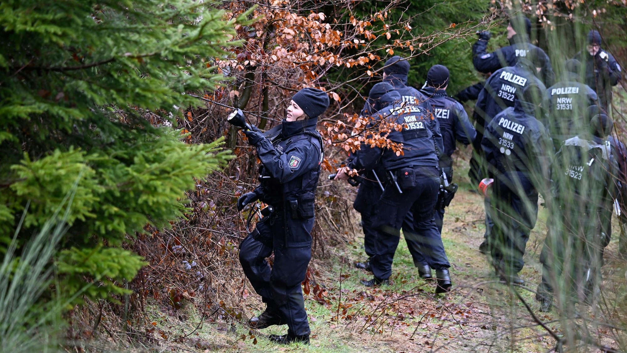 Einsatz in Freudenberg: Polizistinnen und Polizisten bei der Suche nach Spuren, das Foto wurde am 14. März aufgenommen.
