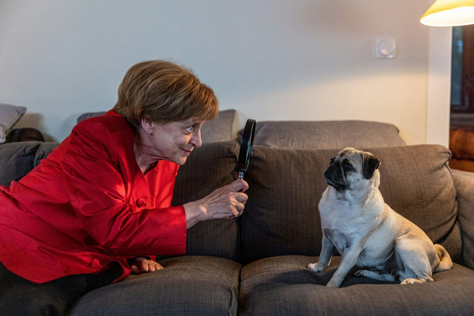 Die Kanzlerin richtet ihr Vergrößerungsglas auf ihren Mops.