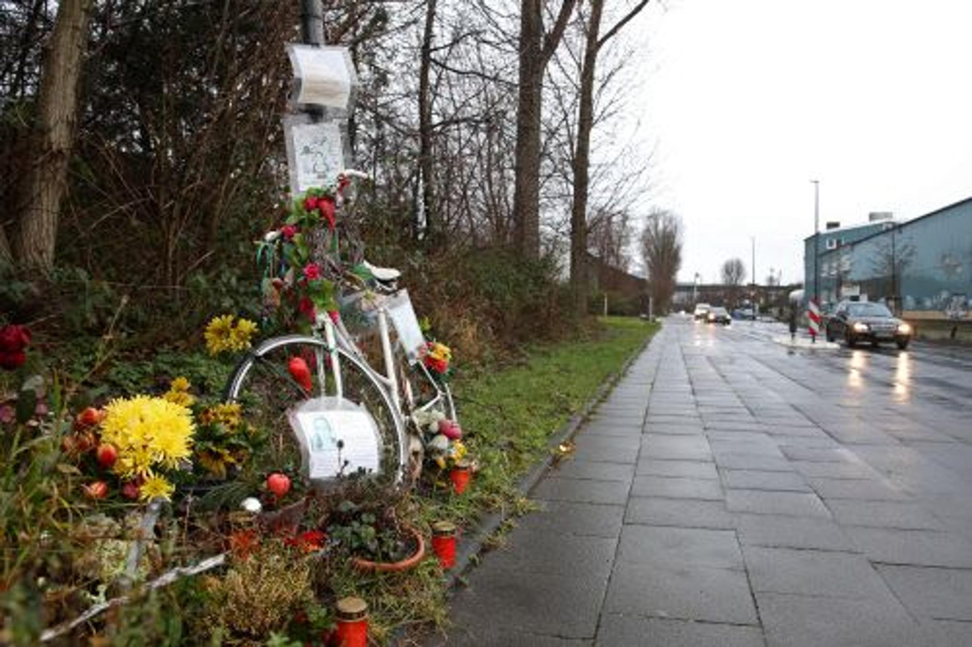 Ein weißes Fahrrad, Blumen und Kerzen am Rand des Radwegs entlang des Auenwegs in Köln-Mülheim erinnern an die verstorbene Miriam Scheidel