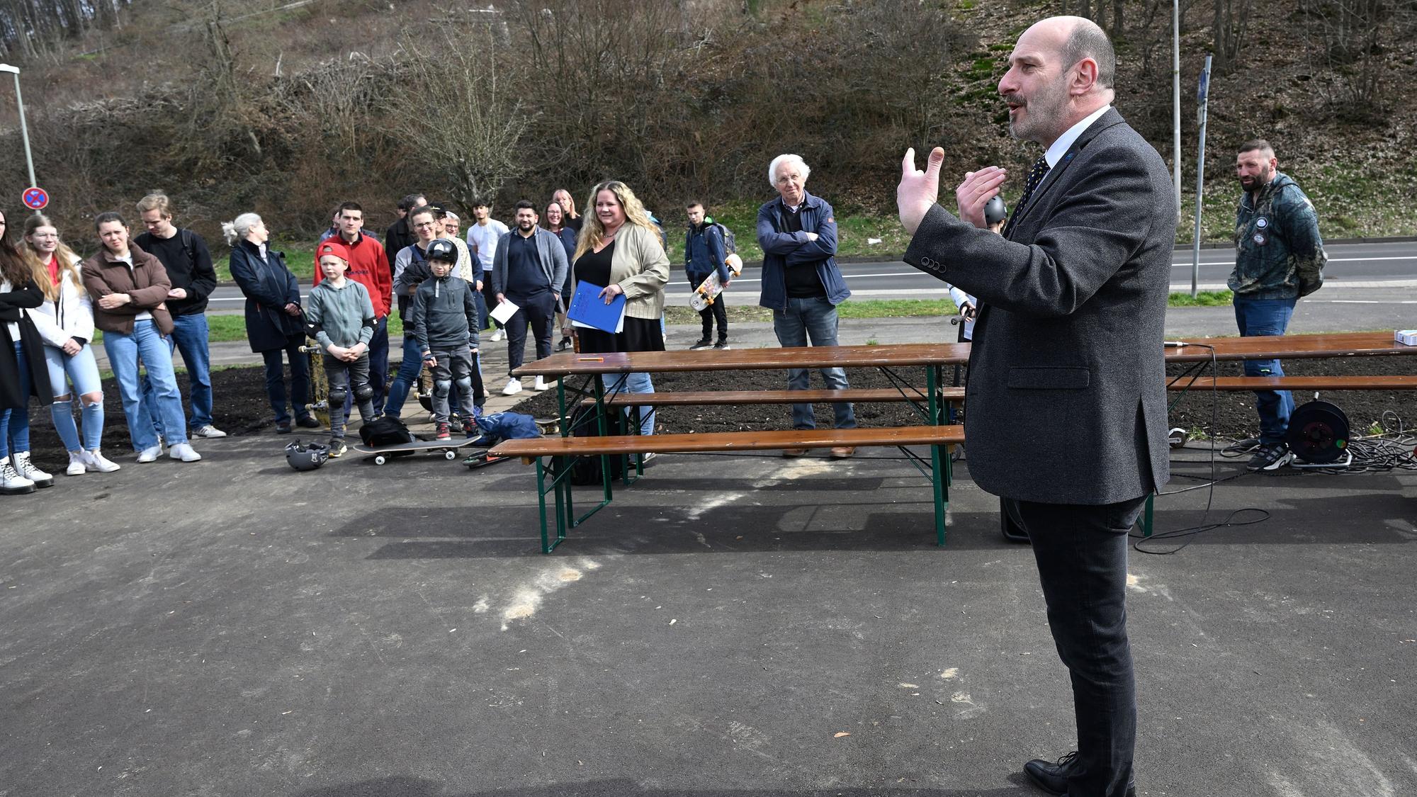 Bürgermeister Christoph Nicodemus spricht zu den Anwesenden im Skatepark.