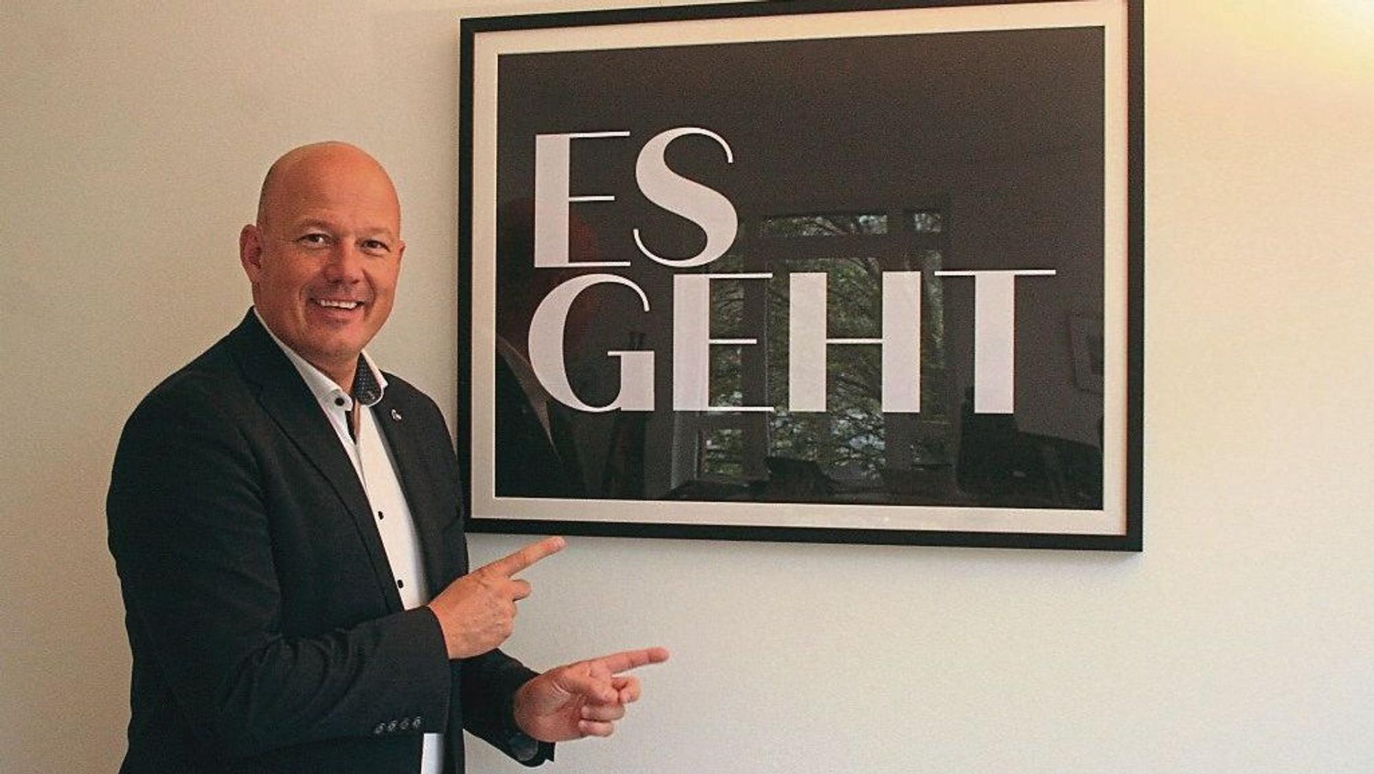 Das Foto zeigt Landrat Frank Rock. In einem Bilderrahmen ist sein Motto festgehalten: „Es geht.“