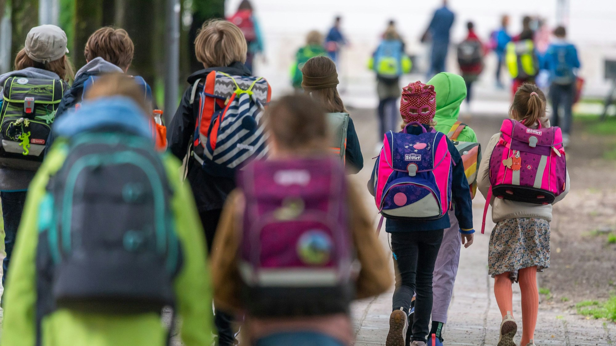 Schulkinder auf dem Weg zur Schule.