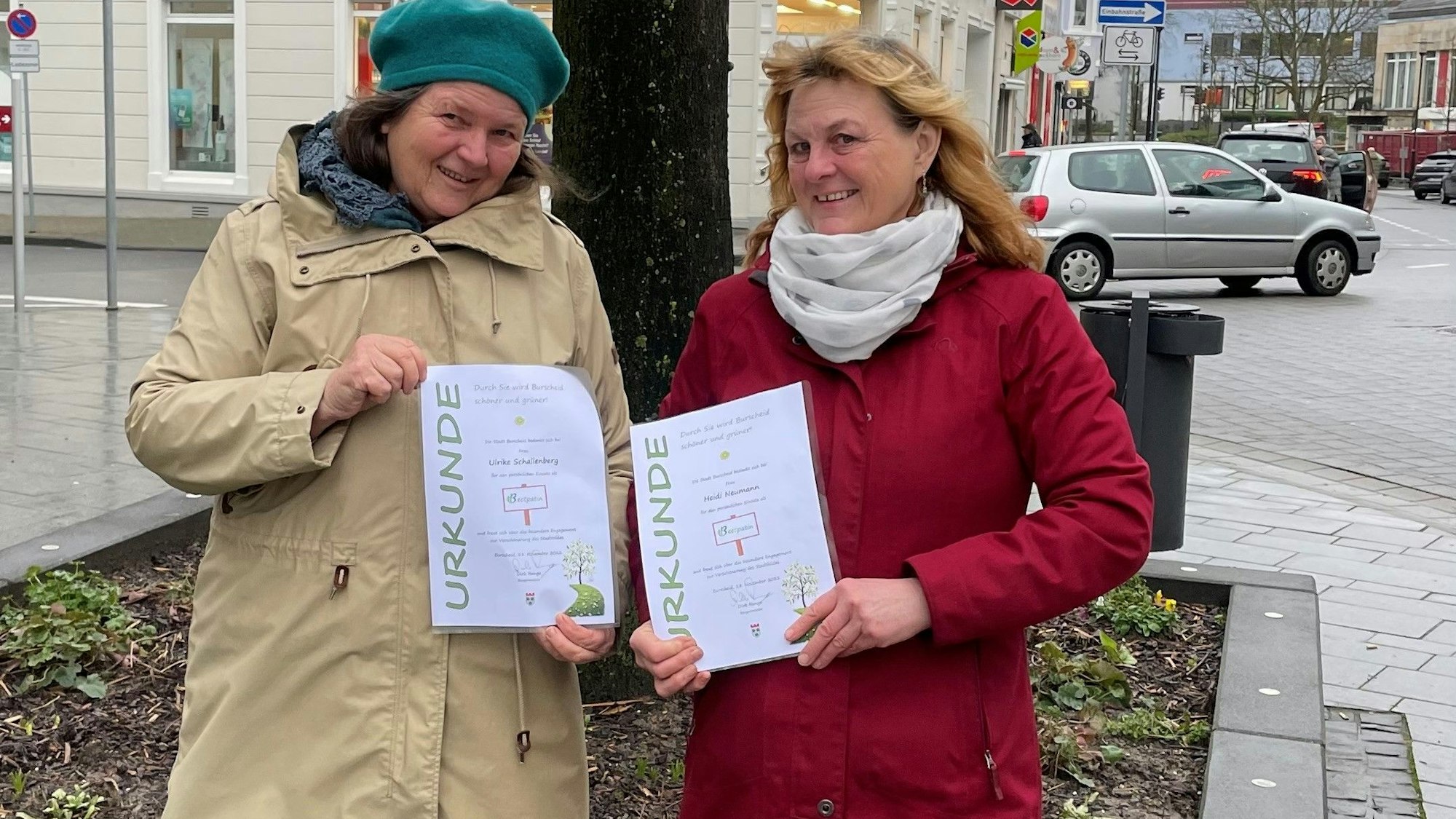 Beetpatinnen in Burscheid zeigen ihre Ernennungsurkunde.