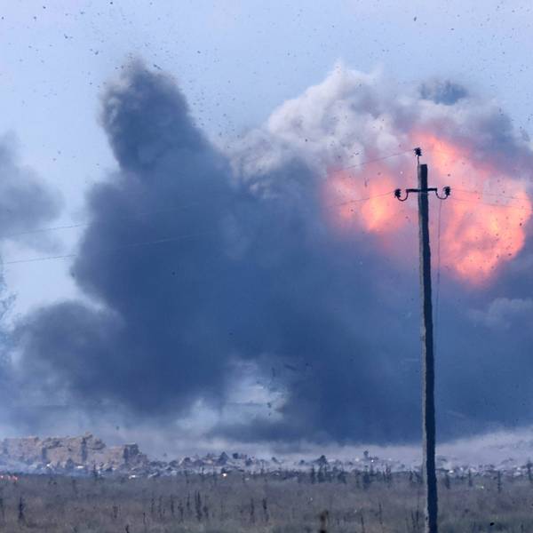 Nach einer Explosion in einem vorübergehenden Munitionslager einer Militäreinheit im Bezirk Dschankoj steigt im Augsut 2022 Rauch aus einem Feuer auf. Nun hat es erneut einen ukrainischen Angriff in der Krim-Region gegeben. (Archivbild)