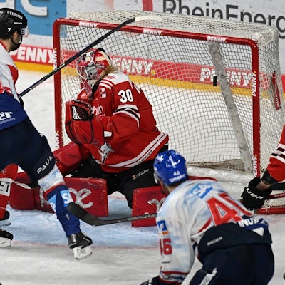 David Wolf macht das Tor zum 1:4 für Adler Mannheim.