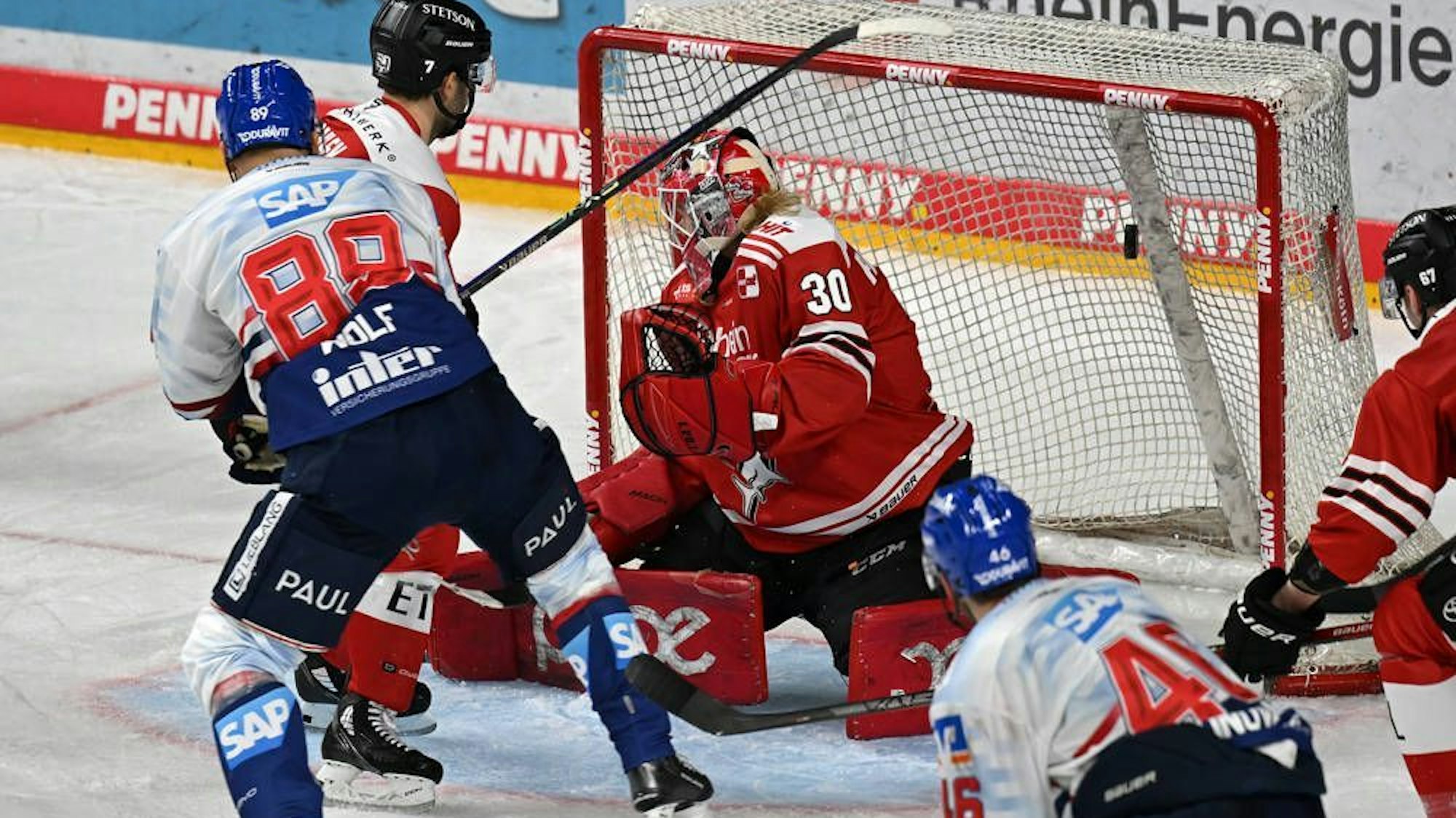 David Wolf macht das Tor zum 1:4 für Adler Mannheim.