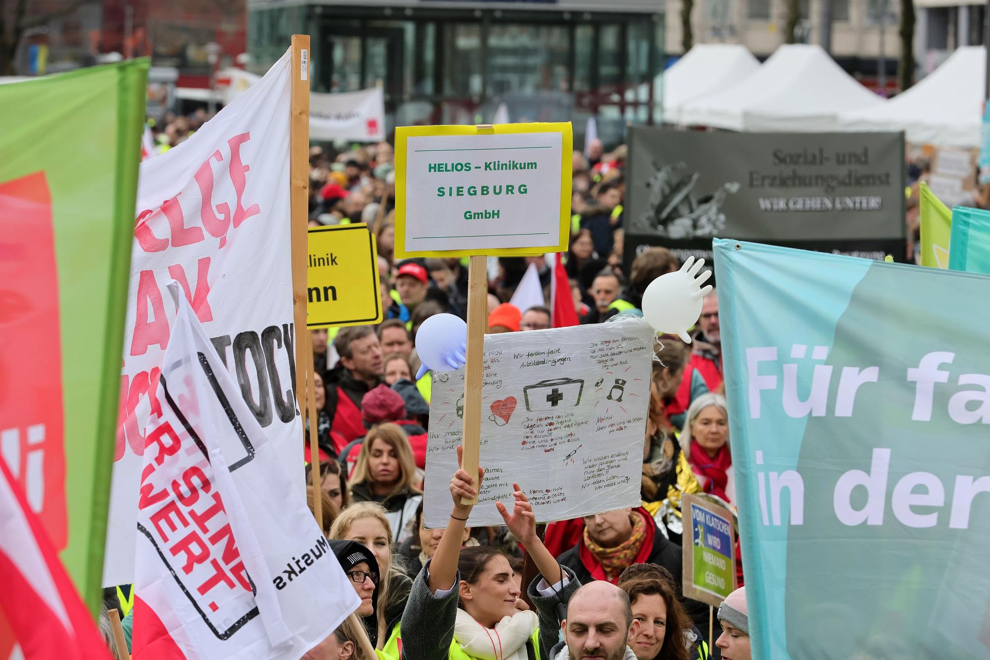 Streikende halten Schilder hoch.