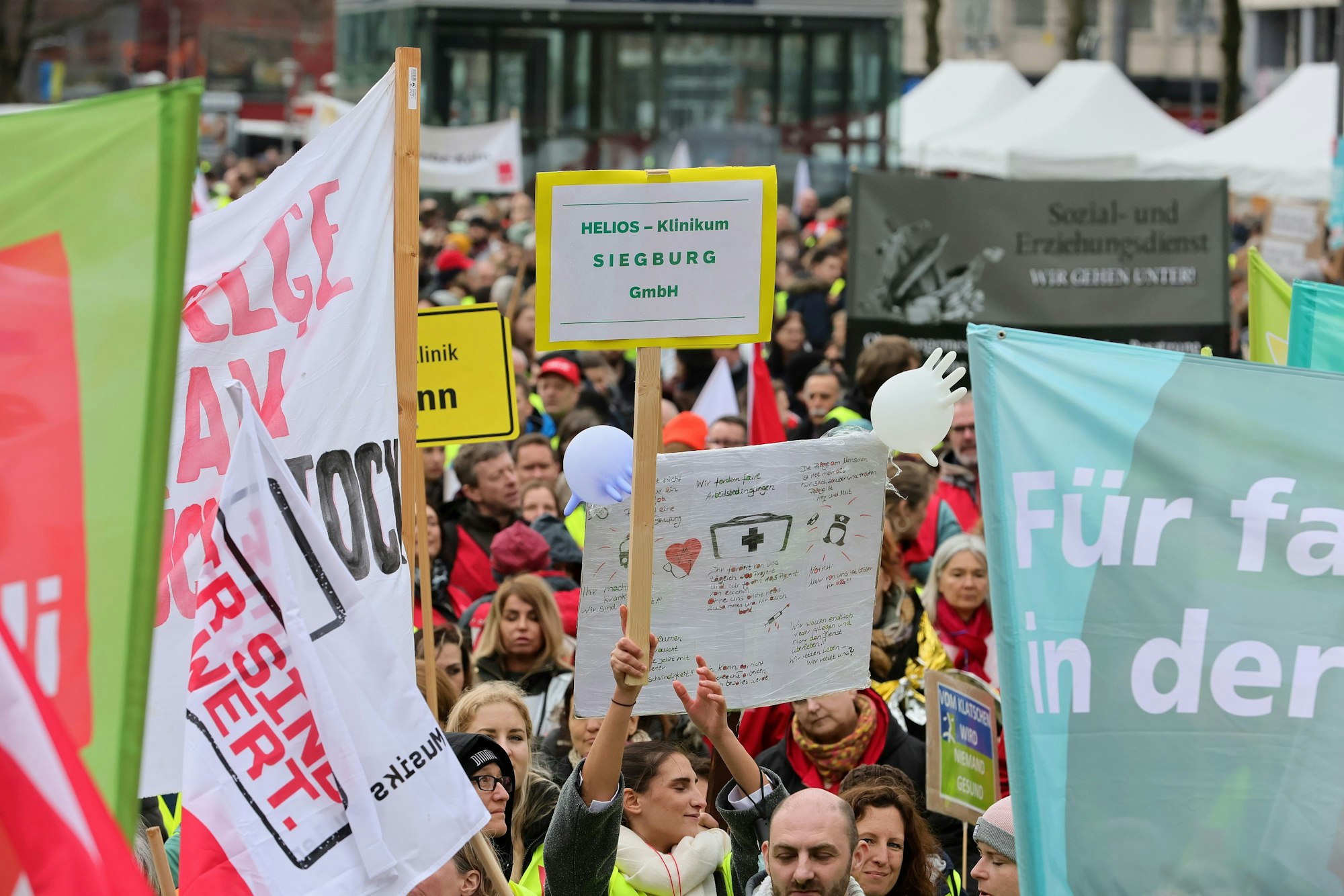 Streikende halten Schilder hoch.