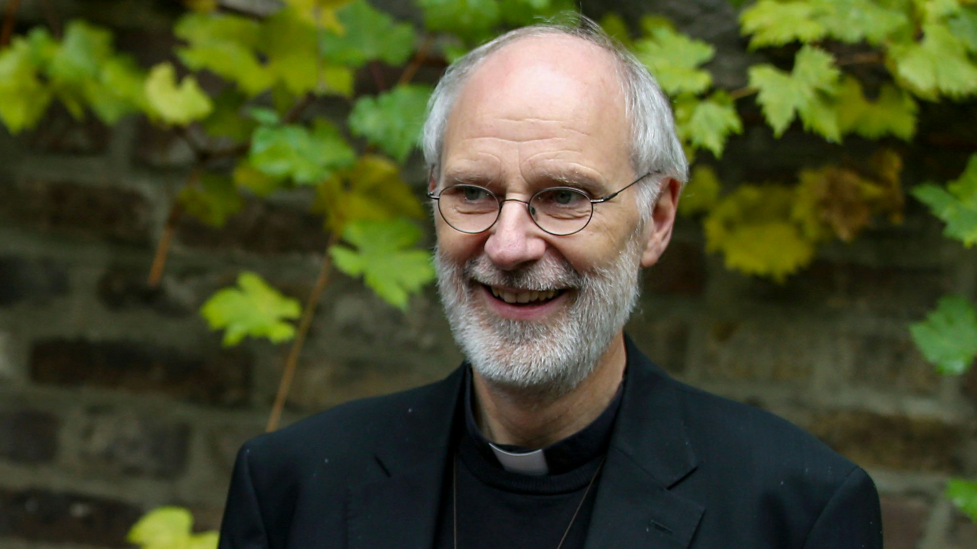 Weihbischof Ansgar Puff steht im Hof eines Obdachlosenzentrums.