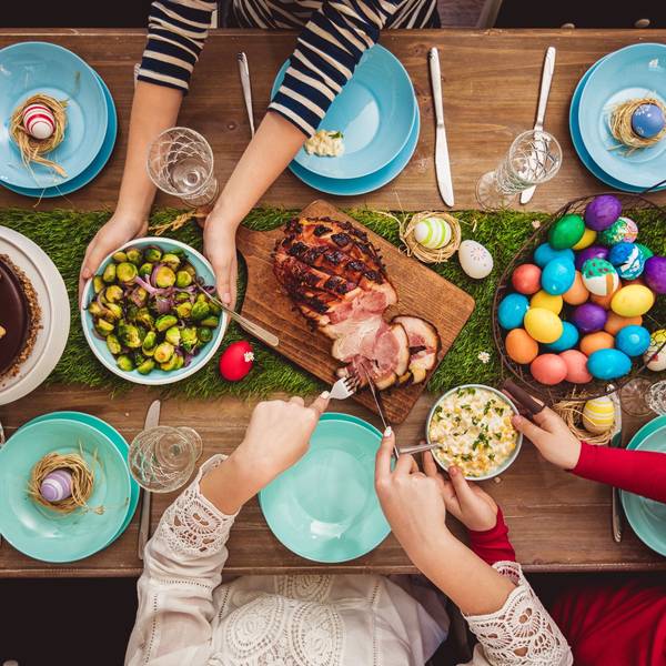 Ein bunt gedeckter Oster-Tisch macht Lust auf gemeinsames Essen.