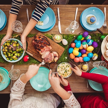 Ein bunt gedeckter Oster-Tisch macht Lust auf gemeinsames Essen.