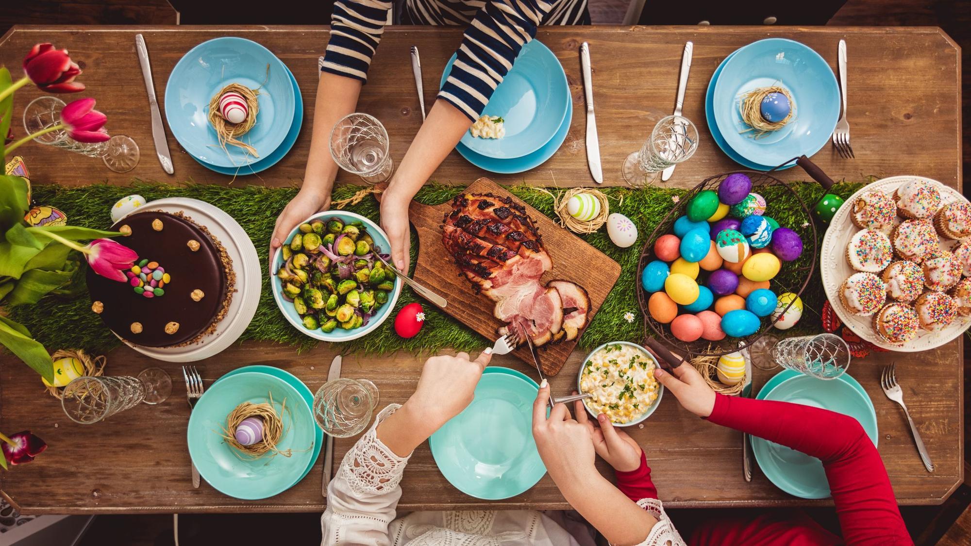 Ein bunt gedeckter Oster-Tisch macht Lust auf gemeinsames Essen.