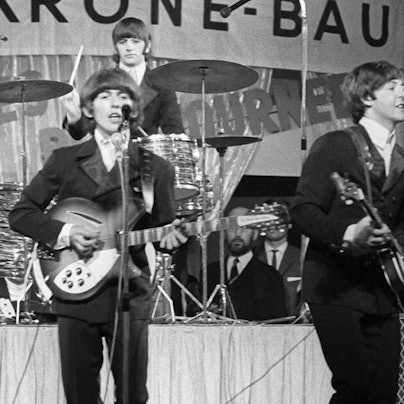 Das Schwarz-Weiß-Bild zeigt die britische Band The Beatles mit George Harrison (l-r), Ringo Starr, Paul McCartney und John Lennon während eines Konzerts im Münchner Circus Krone. Vor 60 Jahren veröffentlichten die Beatles ihr erstes Album. „Please Please Me“ wurde ein Meilenstein der Popkultur und der Musikgeschichte.