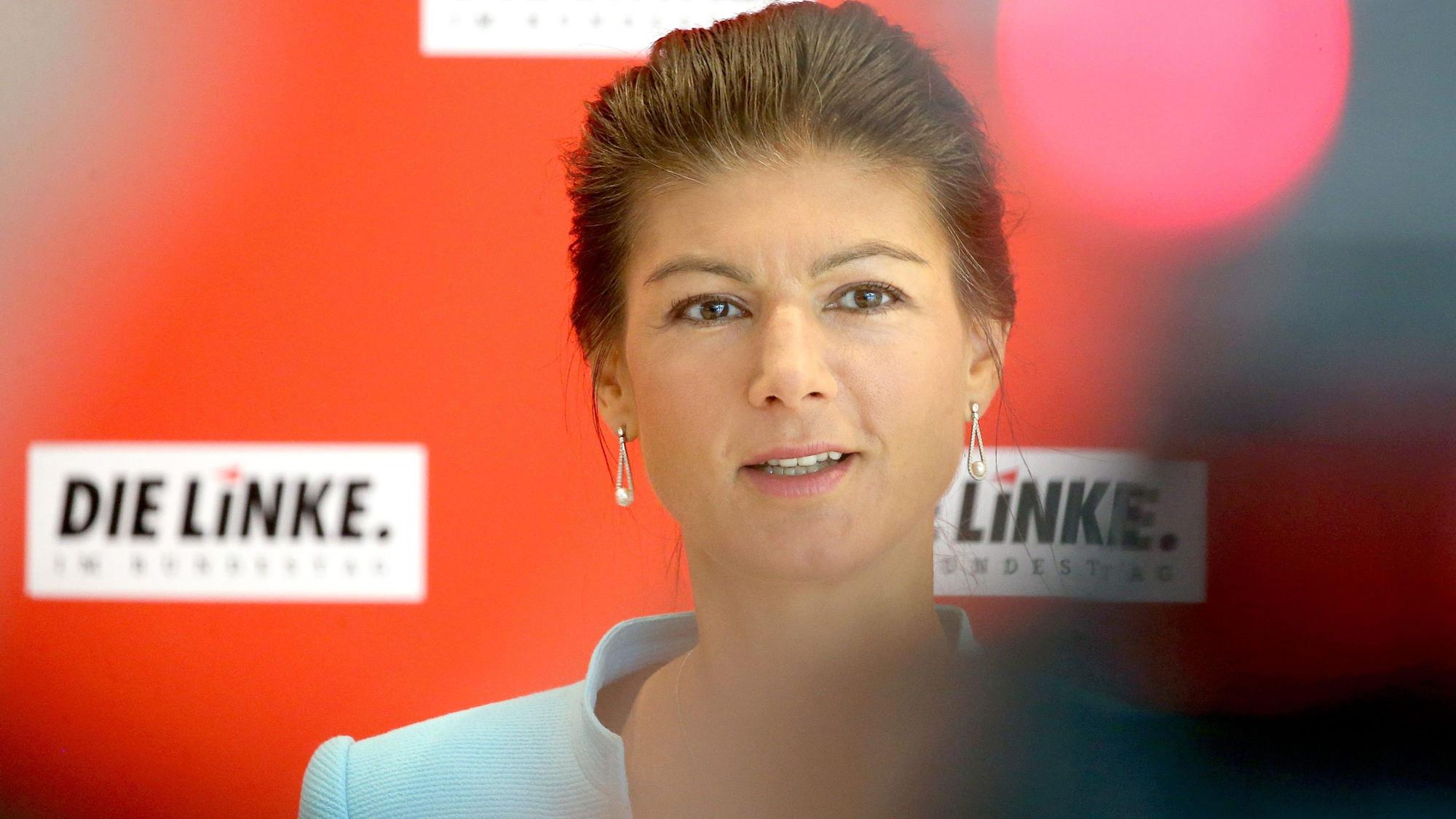 Linken-Politikerin Sahra Wagenknecht gehört zu den Topverdienern im Bundestag. Ihre Pläne über eine mögliche Parteineugründung sorgen für scharfe Kritik. (Archivbild)