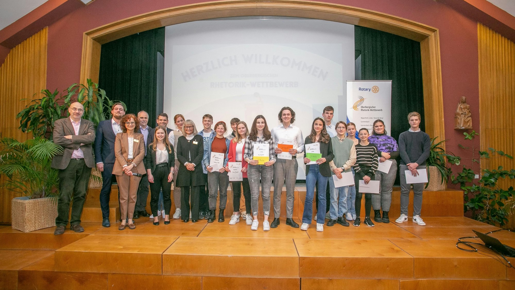 Die Teilnehmer und die Jury auf der Bühne.
