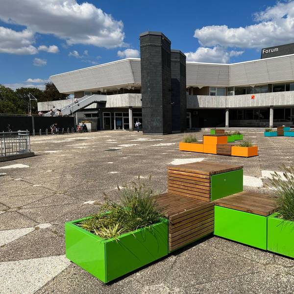 Forum Vorplatz neu möbliert