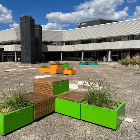 Forum Vorplatz neu möbliert