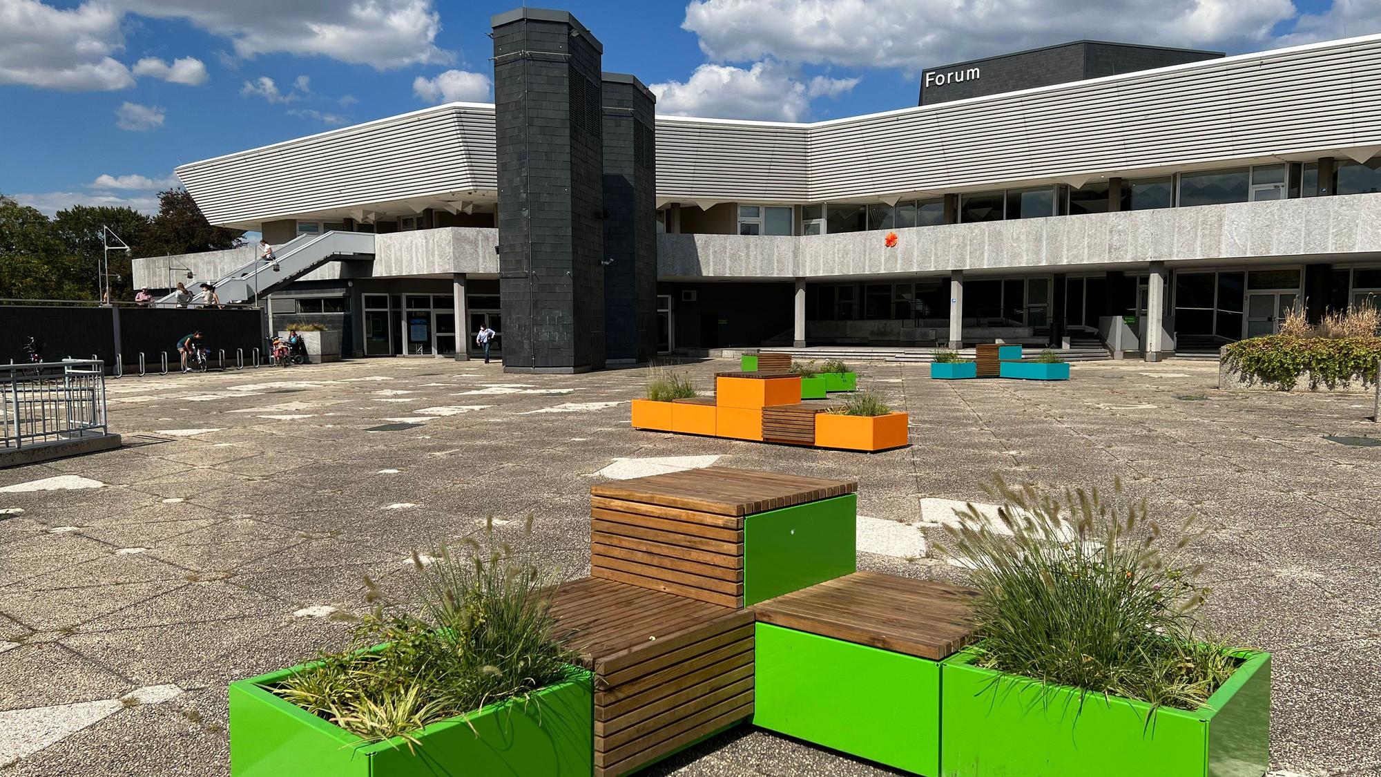 Forum Vorplatz neu möbliert