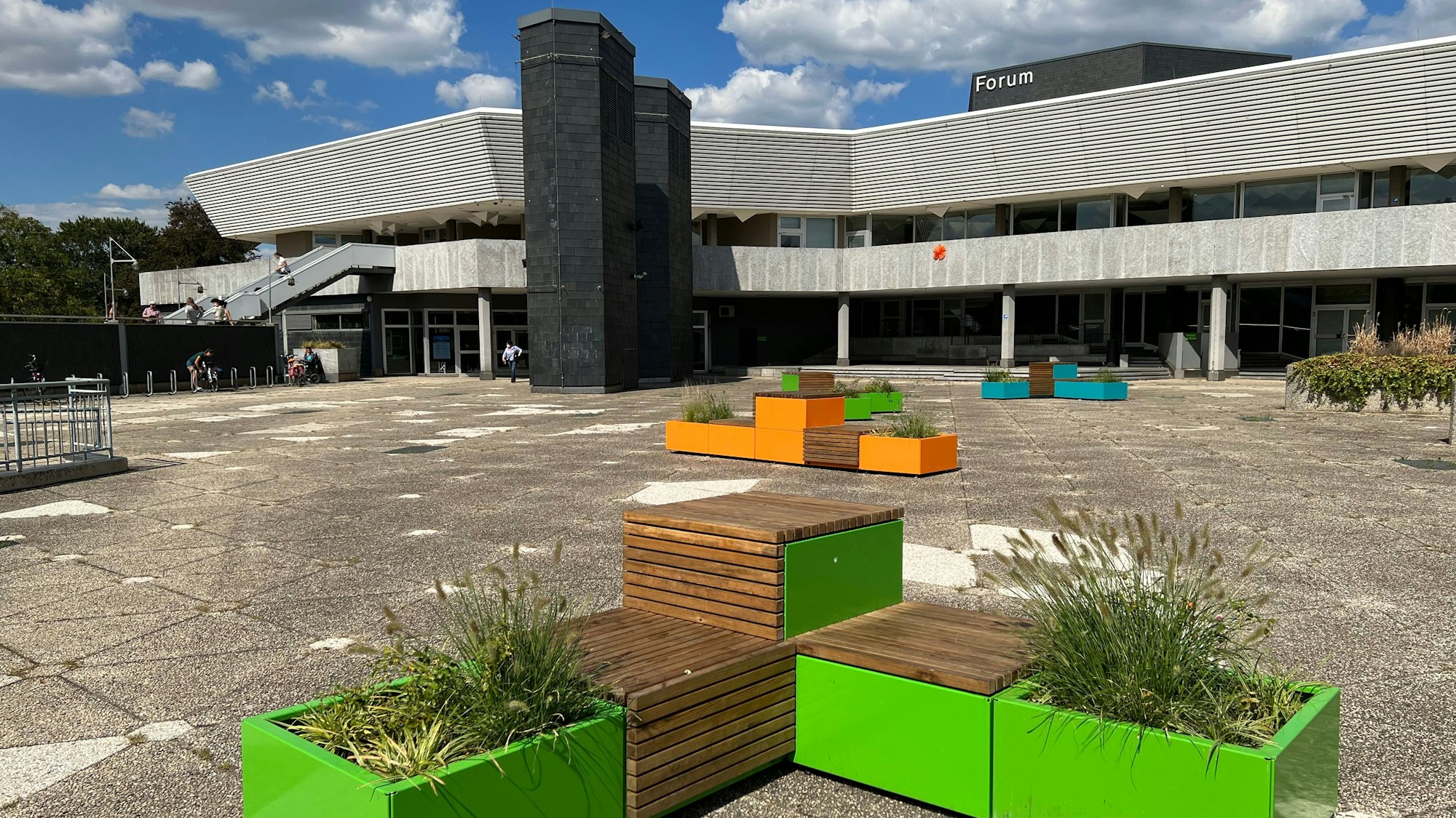 Forum Vorplatz neu möbliert