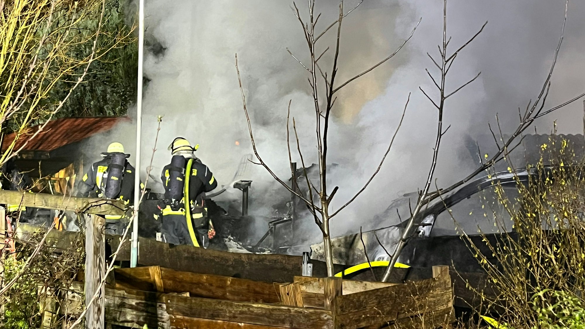 Neben einem Haus in Spich brannten ein Mercedes und ein Wohnmobil.