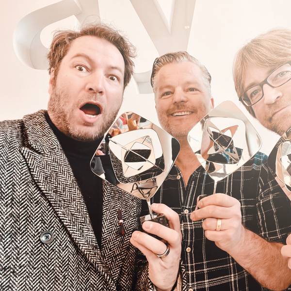 Freude über zwei Grimme-Preise: Sascha Gröhl (v.l.), André Dietz und Executive Producer Simon Becker.