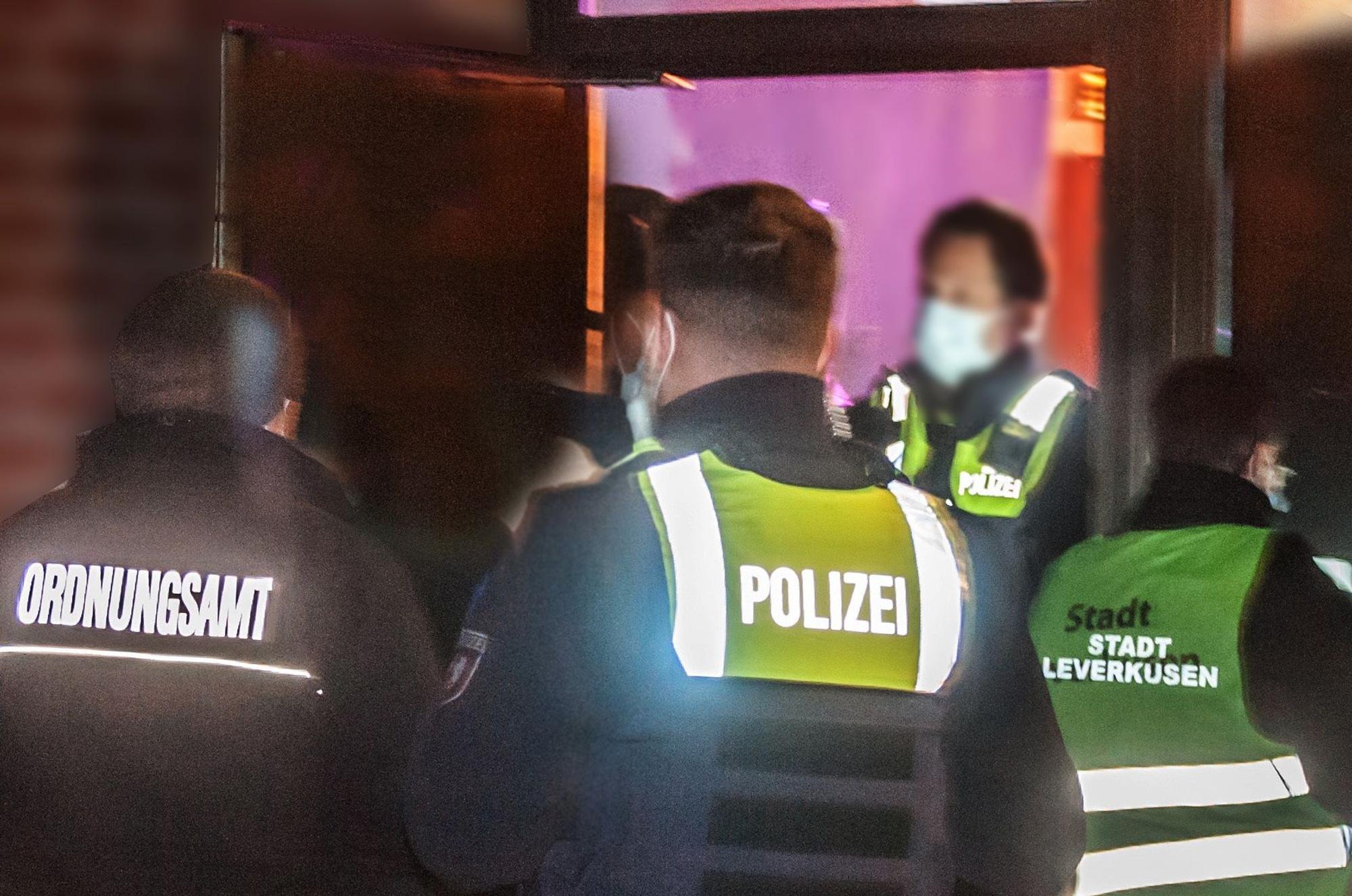 Polizisten und Mitarbeiter des Ordnungsamtes mit Warnwesten