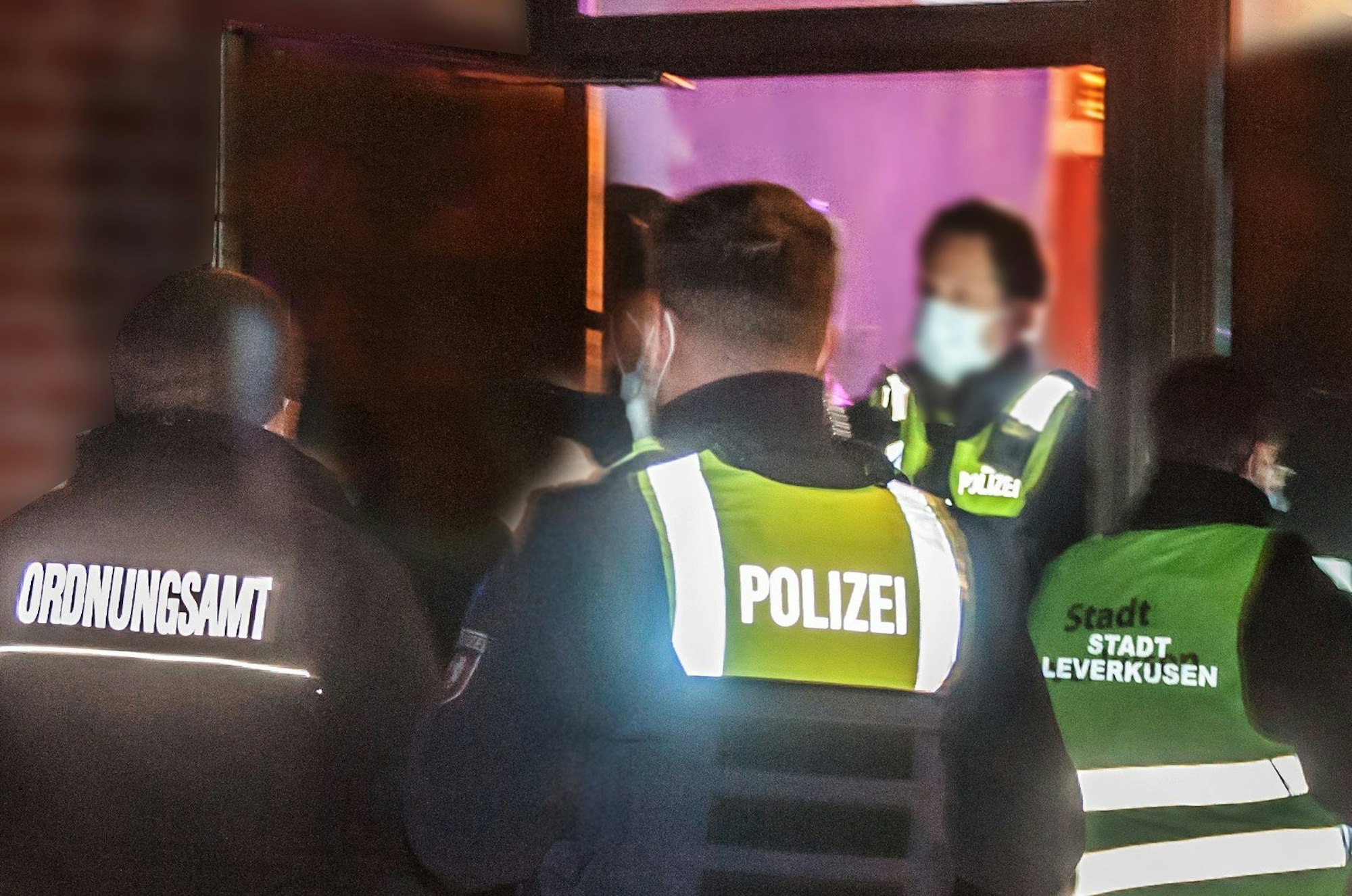 Polizisten und Mitarbeiter des Ordnungsamtes mit Warnwesten