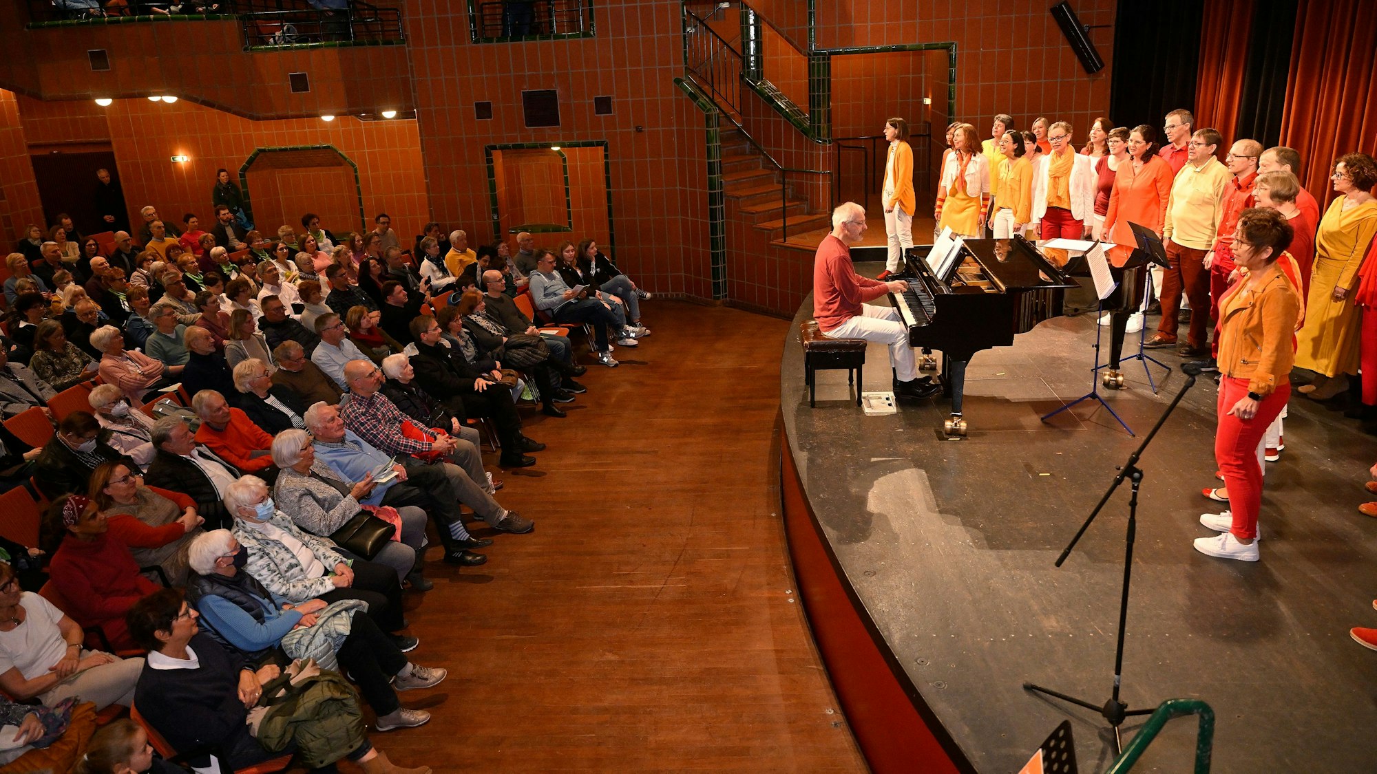 Der Chor „Lampenfieber“ auf der Bühne des Bürgerhauses.