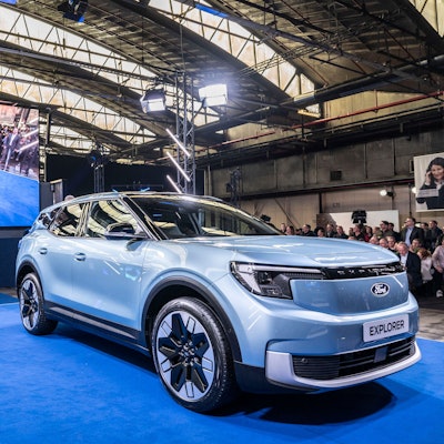 Hellblau lackierter, fünftüriger SUV von Ford; an der Stelle des Nummernschilds befindet sich ein Schild mit dem Modellnamen Explorer.