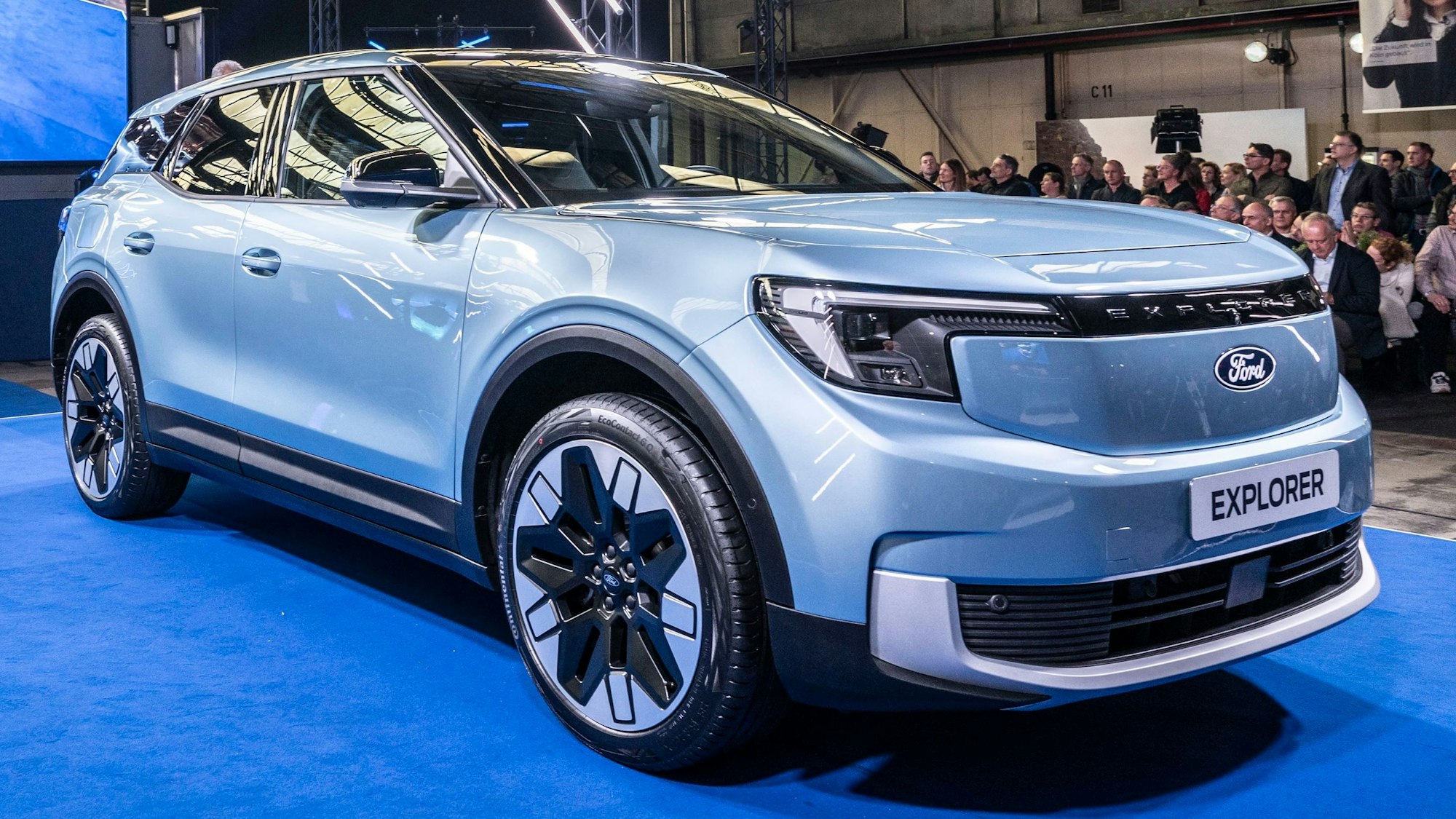 Hellblau lackierter, fünftüriger SUV von Ford; an der Stelle des Nummernschilds befindet sich ein Schild mit dem Modellnamen Explorer.