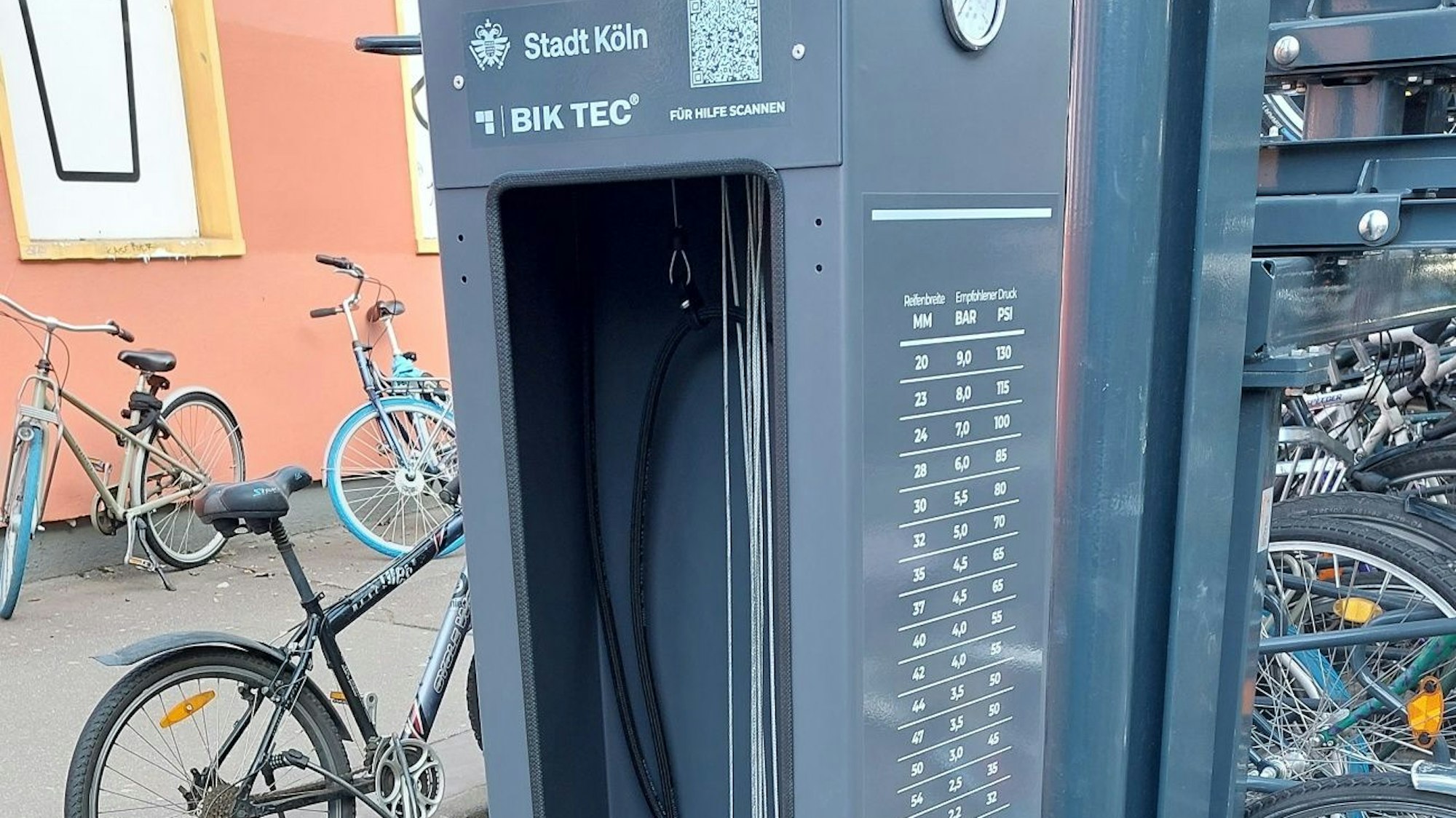Fahrrad-Servicesäule am Bahnhof Köln-Süd