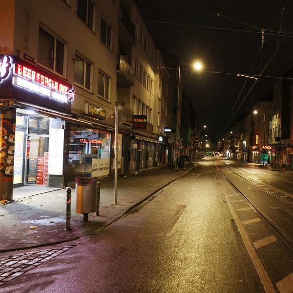 Das Bild zeigt die Zülpicher Straße bei Nacht.