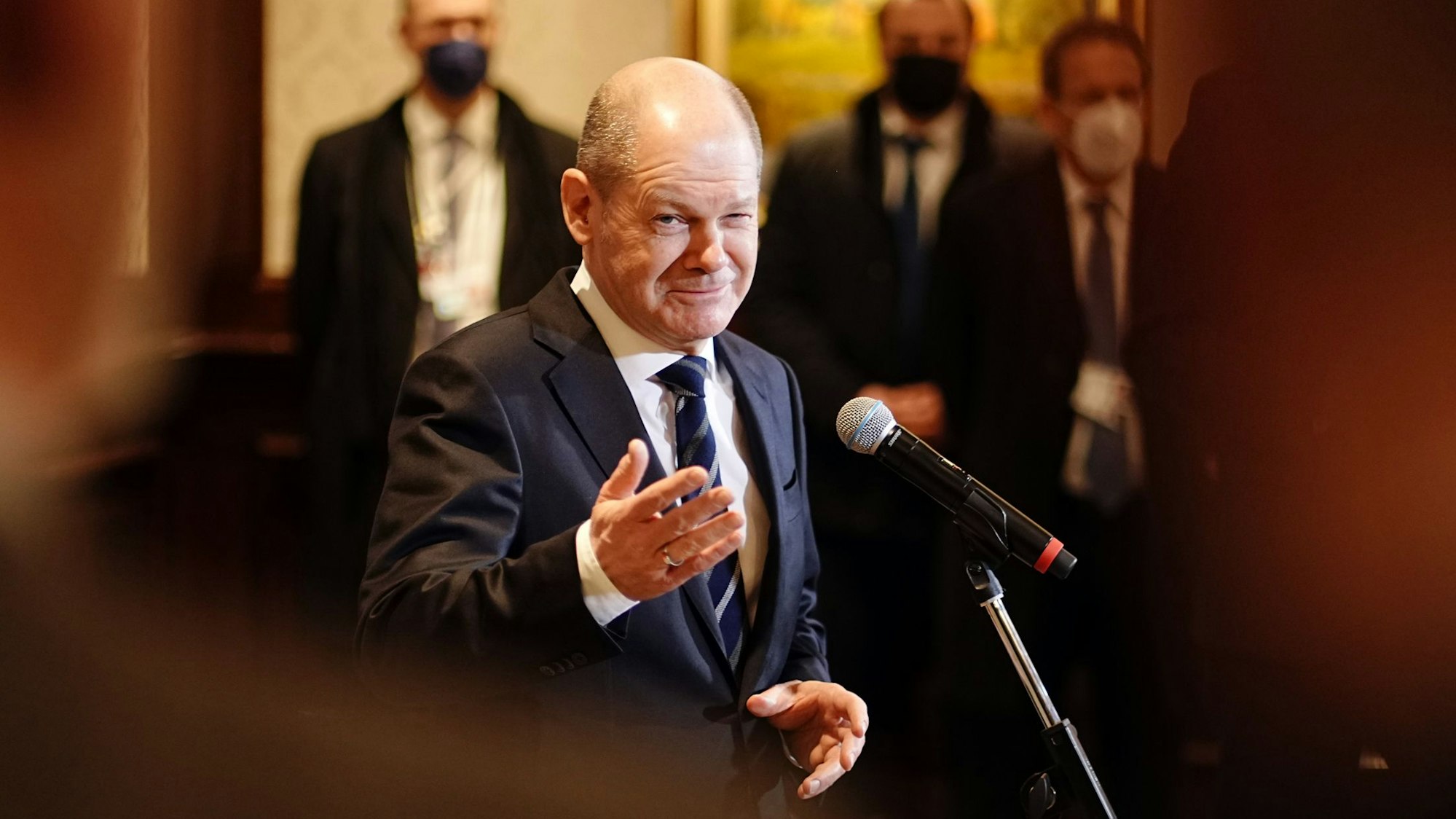 Bundeskanzler Olaf Scholz (SPD) spricht auf einer Pressekonferenz mit Journalisten. Vor ihm steht ein Mikrofon.