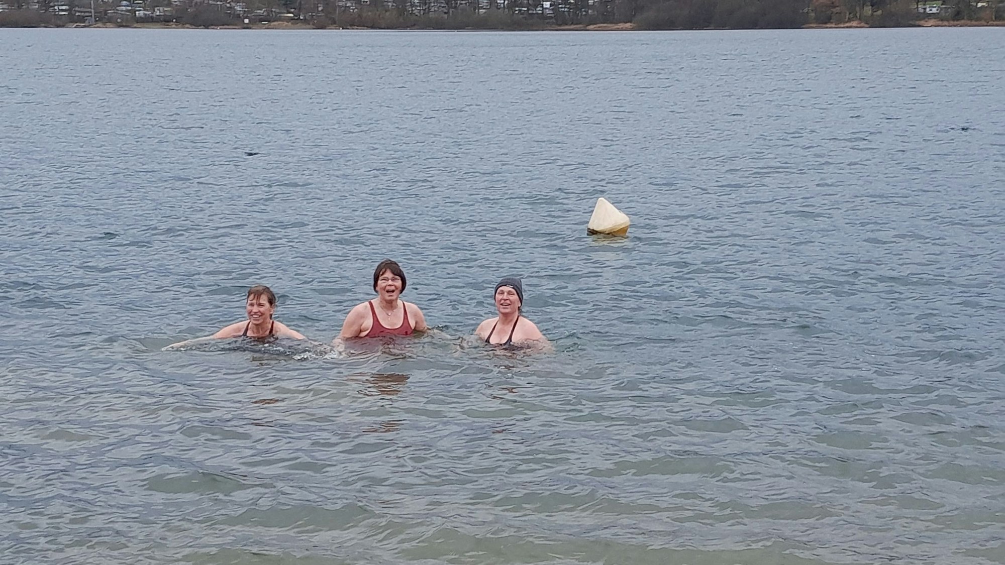 Drei Frauen baden in dem Gewässer.