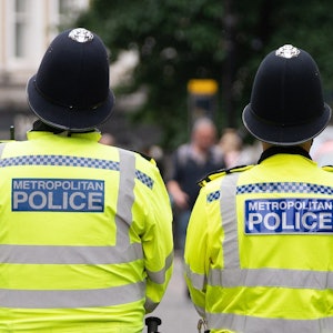 London: Polizisten stehen während einer Demonstration auf einer Straße.