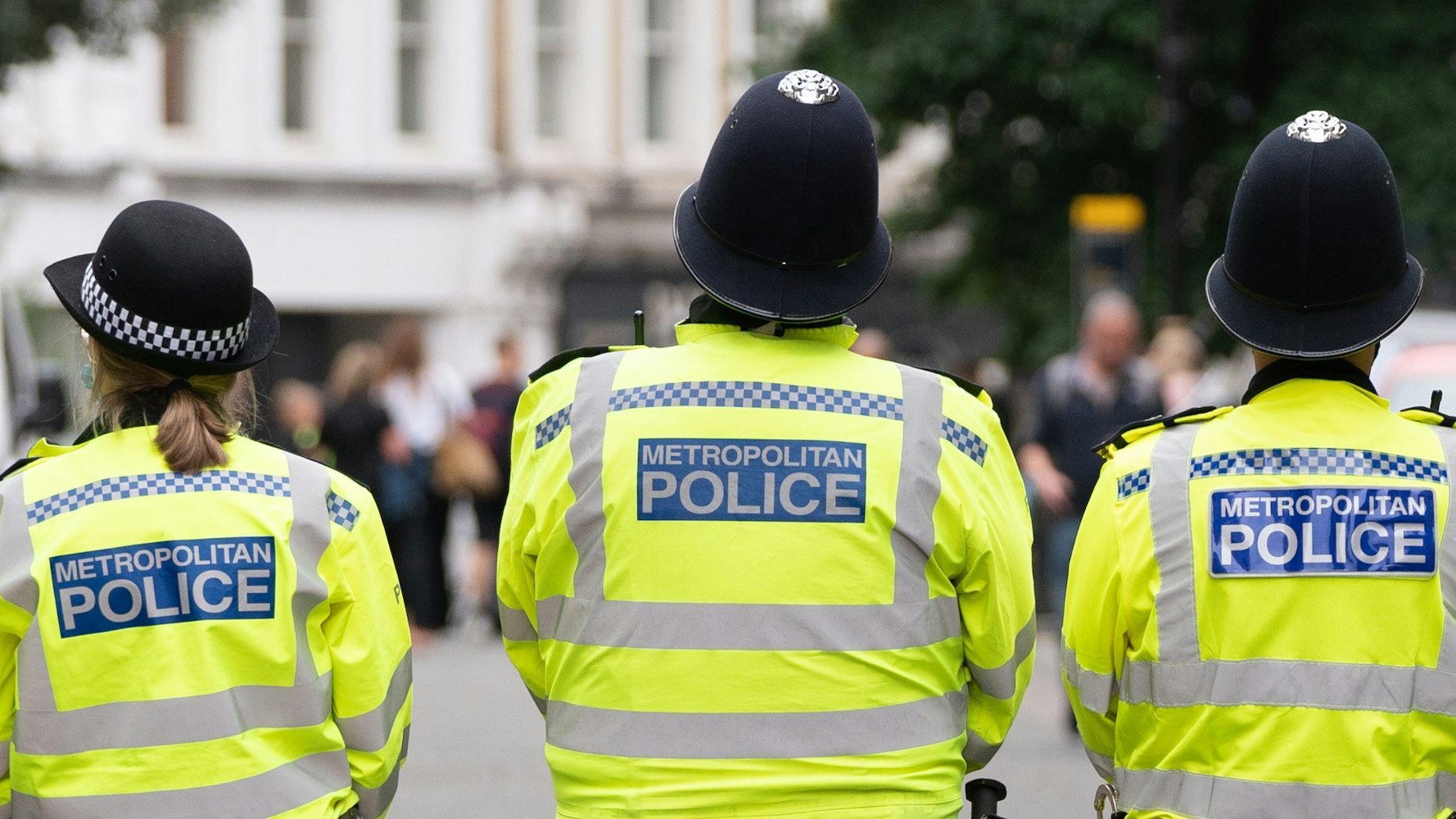 London: Polizisten stehen während einer Demonstration auf einer Straße.