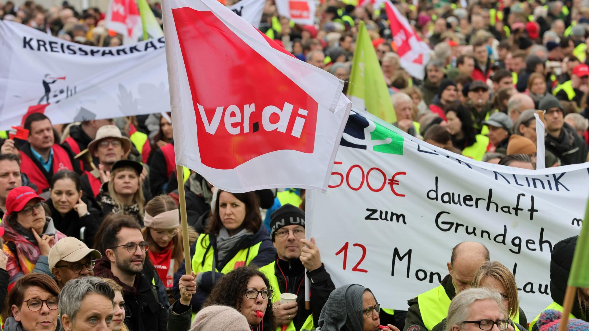 Eine Kundgebung von Verdi auf dem Heumarkt in Köln am 21. Februar 2023.