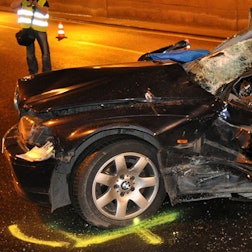 Das Bild zeigt ein vollständig zerstörtes Auto nach einem Unfall.