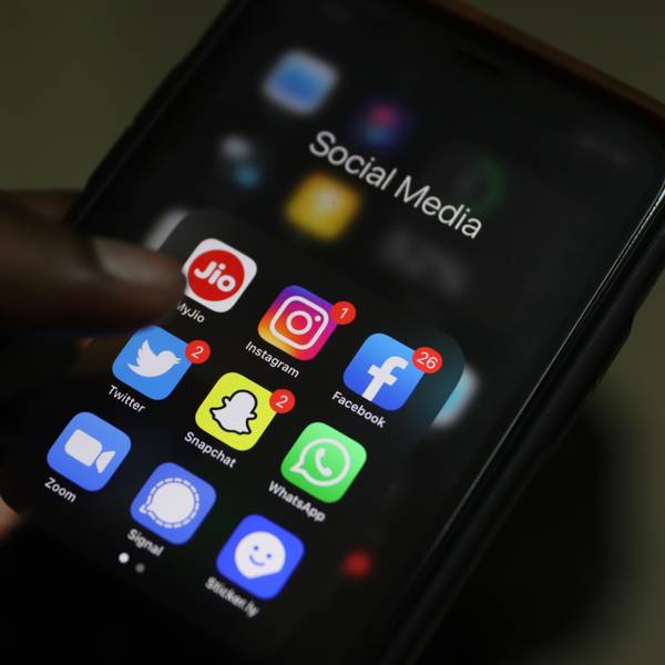 Der Bildschirm eines Smartphones, zu sehen sind Apps aus dem Bereich Social Media
