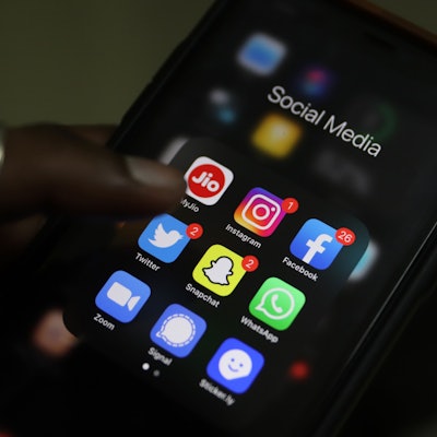 Die Apps von sozialen Netzwerken und Messengerdiensten von oben links: MyJio, Instagram, Facebook, Twitter, Snapchat, WhatsApp, Zoom, Signal, Sticker.ly sind auf einem Smartphone-Bildschirm zu sehen.