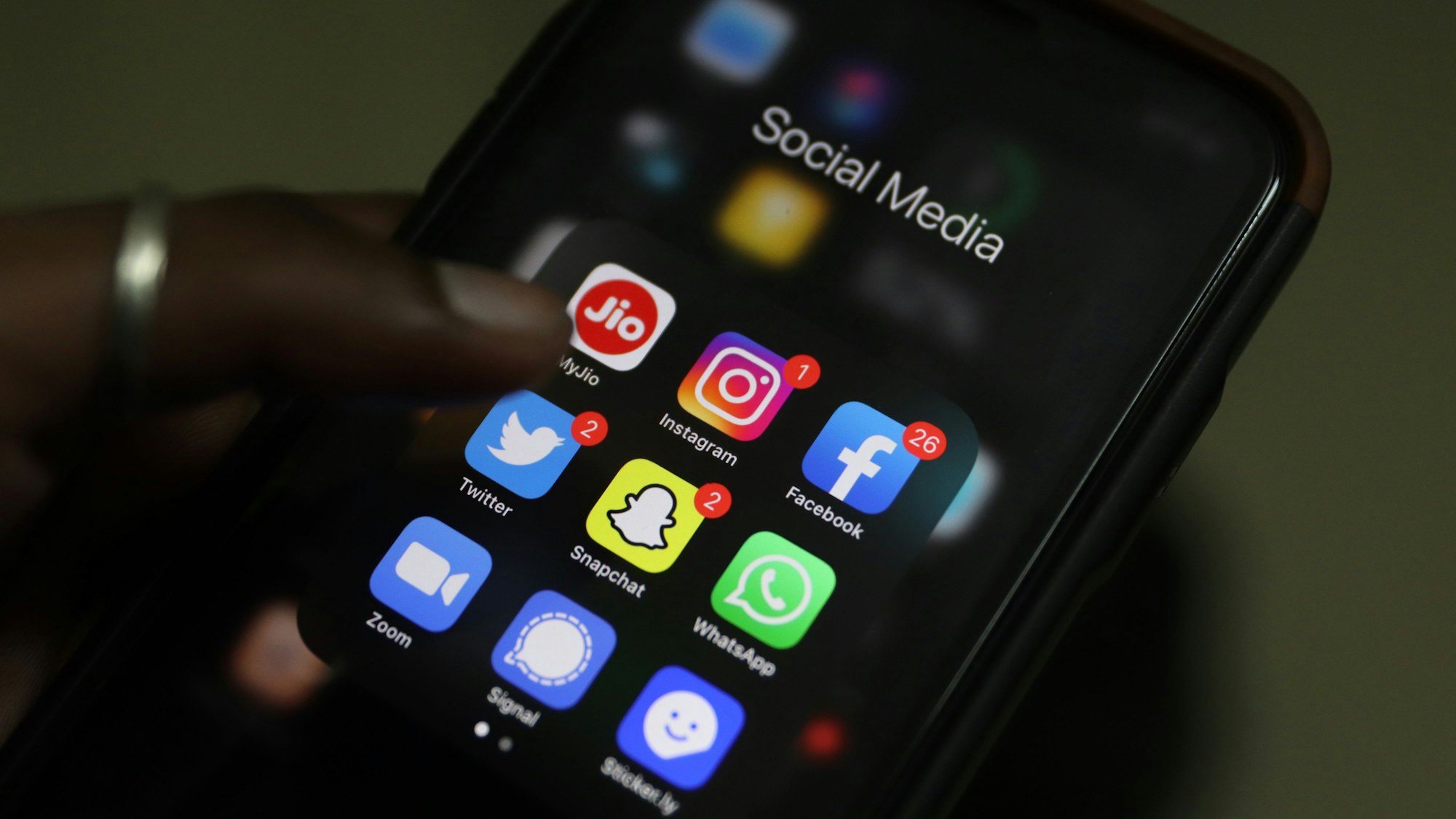 Der Bildschirm eines Smartphones, zu sehen sind Apps aus dem Bereich Social Media