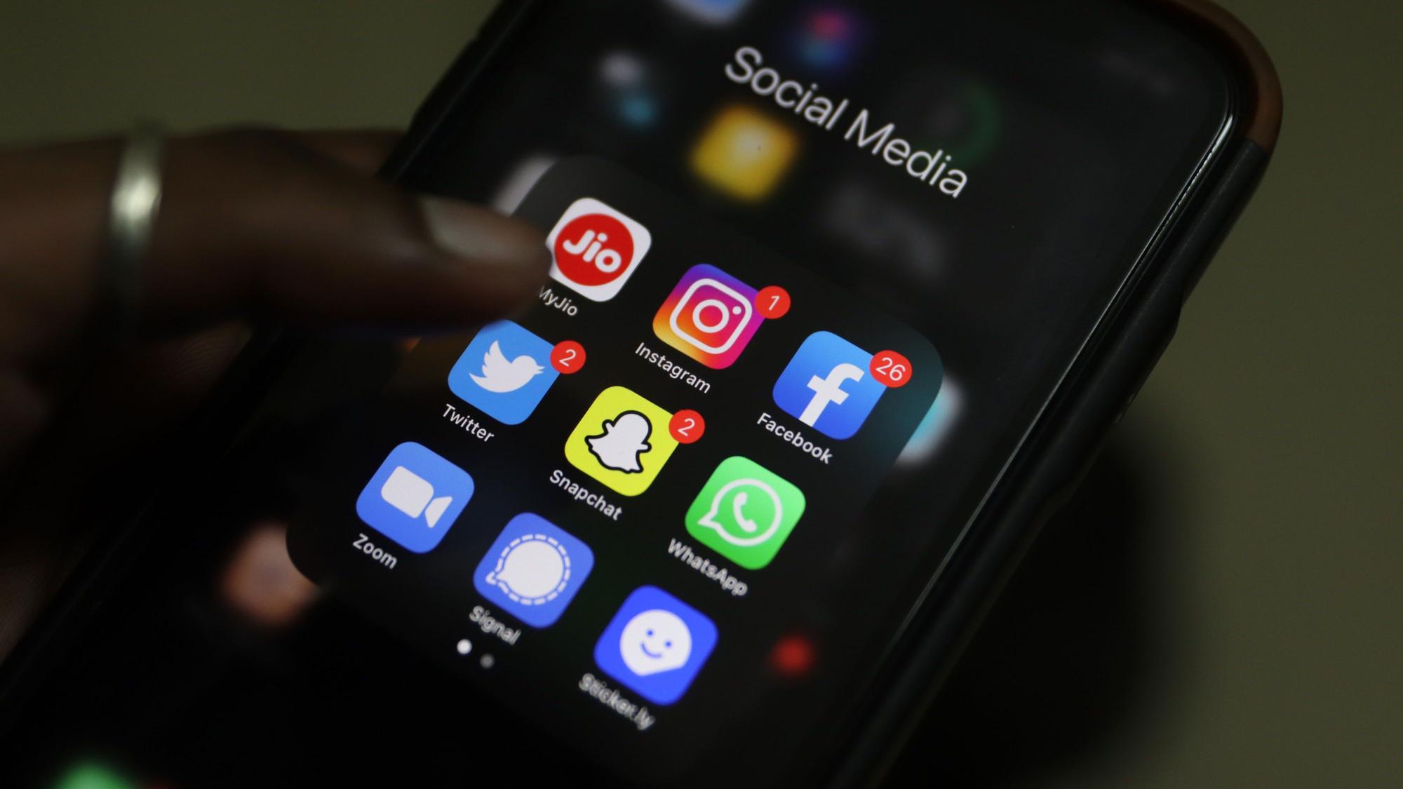 Die Apps von sozialen Netzwerken und Messengerdiensten von oben links: MyJio, Instagram, Facebook, Twitter, Snapchat, WhatsApp, Zoom, Signal, Sticker.ly sind auf einem Smartphone-Bildschirm zu sehen.