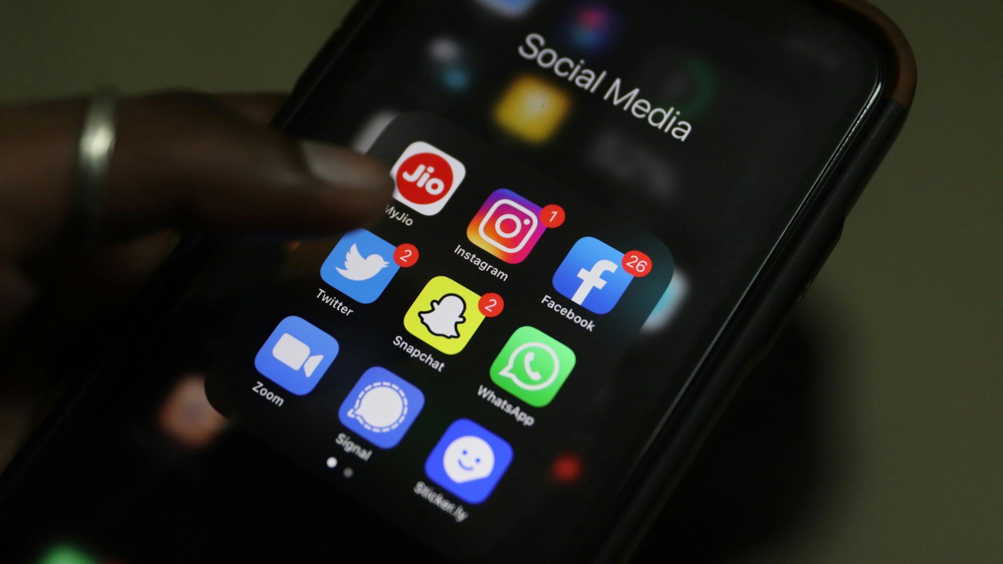 Die Apps von sozialen Netzwerken und Messengerdiensten von oben links: MyJio, Instagram, Facebook, Twitter, Snapchat, WhatsApp, Zoom, Signal, Sticker.ly sind auf einem Smartphone-Bildschirm zu sehen.